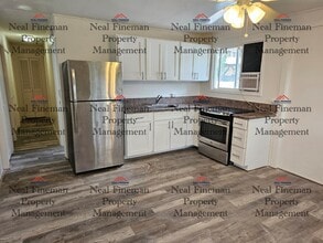 Building Photo - 3 Bed 1 Bath, Includes 2 Parking Stalls in...