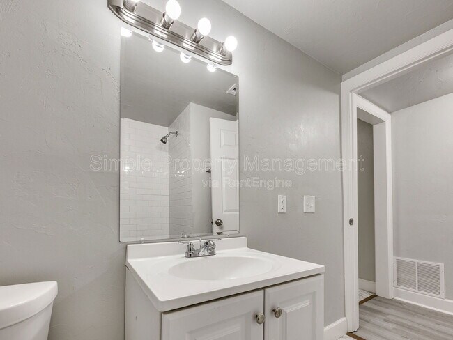 Building Photo - 1839 N Gatewood Ave