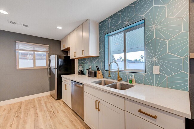 Building Photo - Fully Furnished or Unfurnished 3 BR / NO HOA
