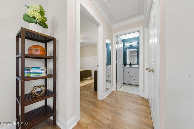 Building Photo - 720 Queen St