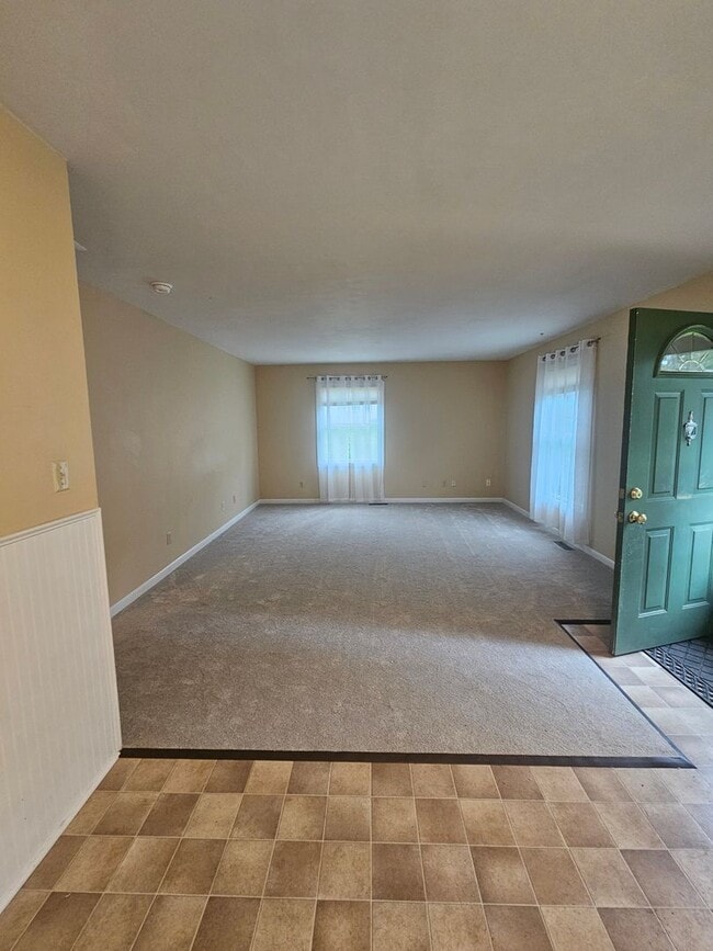 Building Photo - 3 Bedroom House Available July 15, 2026