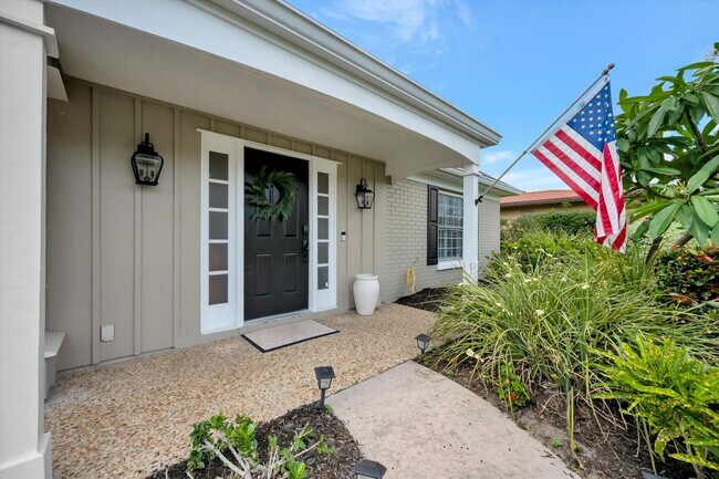Building Photo - Luxury 5 Bed/4 Bath Pool Home on a Golf Course in Central Sarasota