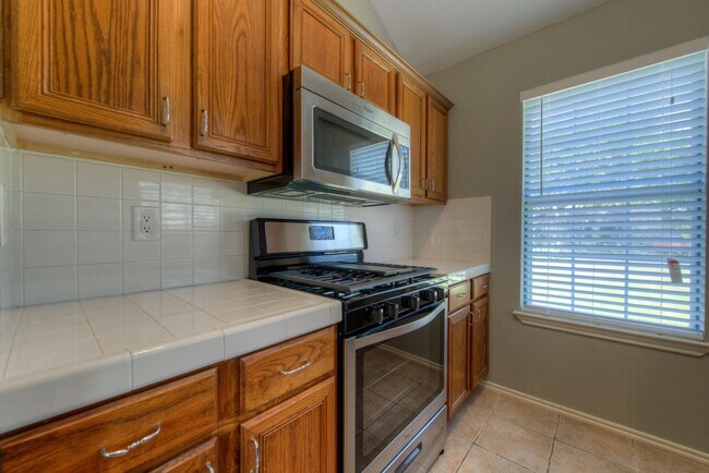 Building Photo - Great home with easy maintenance flooring.