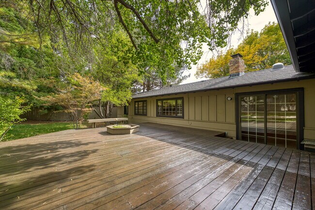 Building Photo - 1201 W 12th St