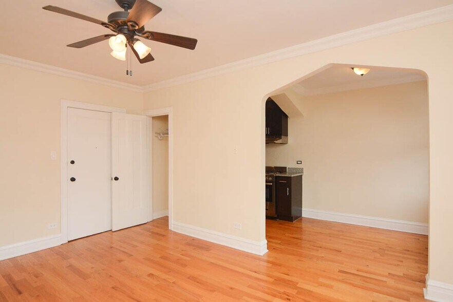 Building Photo - 4740 N Hermitage Ave
