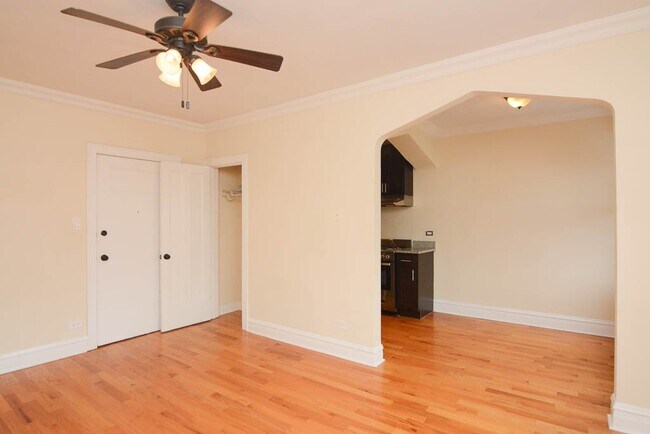 Building Photo - 4742 N Hermitage Ave