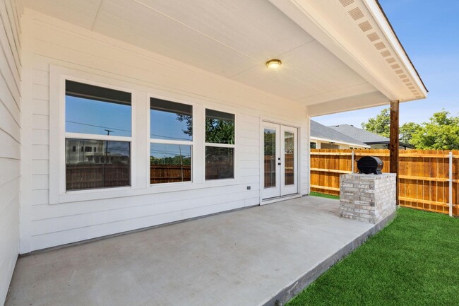 Building Photo - Modern 4-Bedroom Retreat with Patio Deck &...