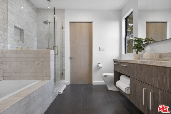 Building Photo - 2260 Maravilla Dr