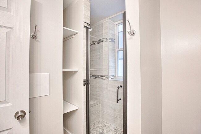 Building Photo - 1918 N Wood St