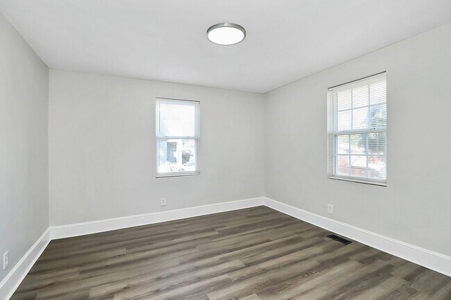 Building Photo - Newly renovated home - 3 Bed/2 Bath