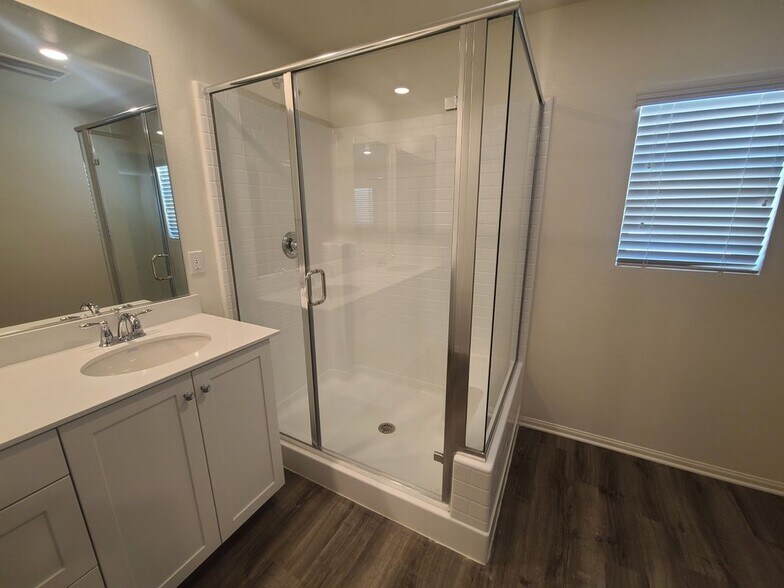 Building Photo - 15674 Santa Cruz Ct