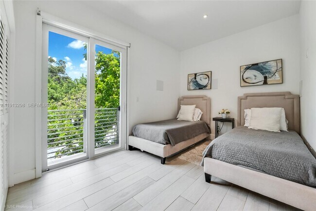 Building Photo - 2868 SW 33rd Ct