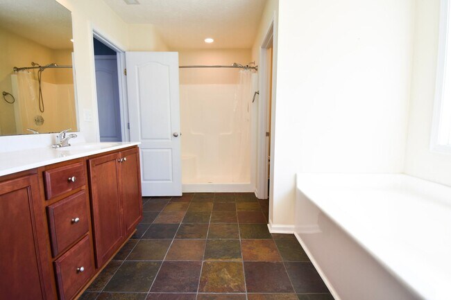 Building Photo - 3 Bedroom 2 Bath Home-Pets Allowed