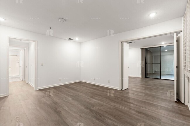 Building Photo - (Ellie:B) Promenade West – Unit #208
