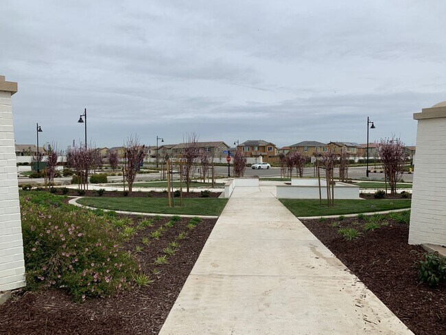 Building Photo - Large Executive home with tons of upgrades.