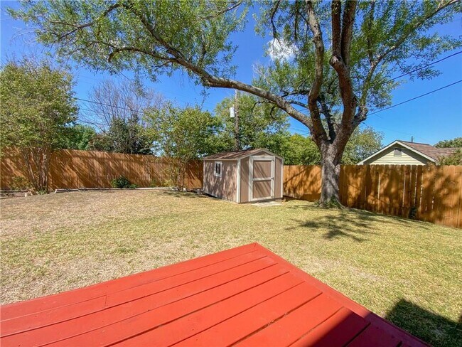 Building Photo - Bright & Welcoming 3 Bedroom, 2 Bath Home ...