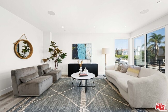 Building Photo - 2015 1/2-1951 Preuss Rd