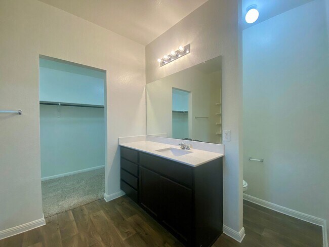 Building Photo - Updated Home in Pioneer Crossing! Available for July!