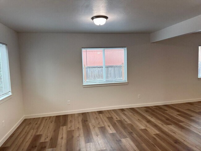 Building Photo - Beautiful 2 bedroom, 1 bath house in Sprin...