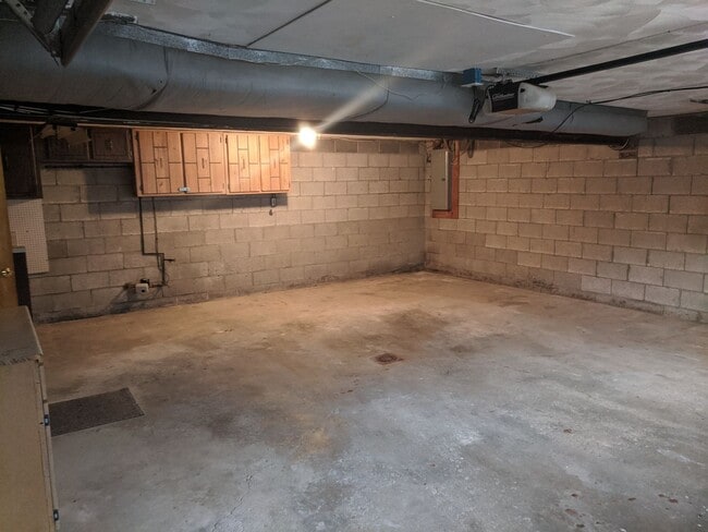 Building Photo - *****Huge 4 bedroom, 3 full bath home FOR ...