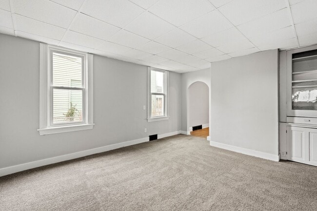 Building Photo - SCORE 50% OFF 1ST MONTH'S RENT IF SIGNED BY JUNE 5! Beautiful 3 bedroom home in Coraopolis availa...