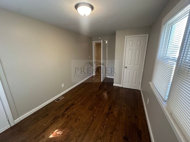 Building Photo - 3 bedroom / 1 bath home for rent -5519 Lyd...