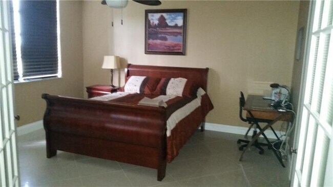 Building Photo - 625 Oaks Dr