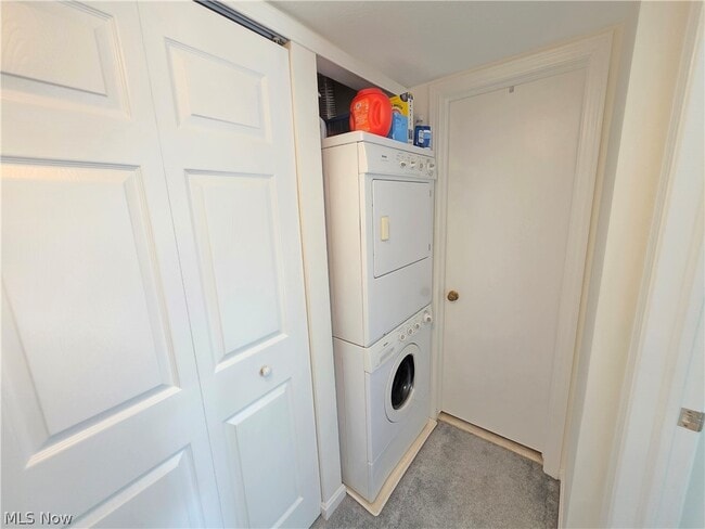 Building Photo - 6995 Carriage Hill Dr