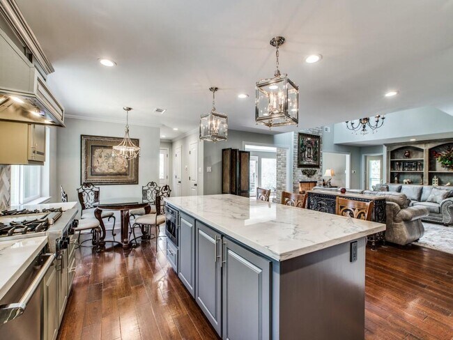 Building Photo - 211 Briarpark Dr
