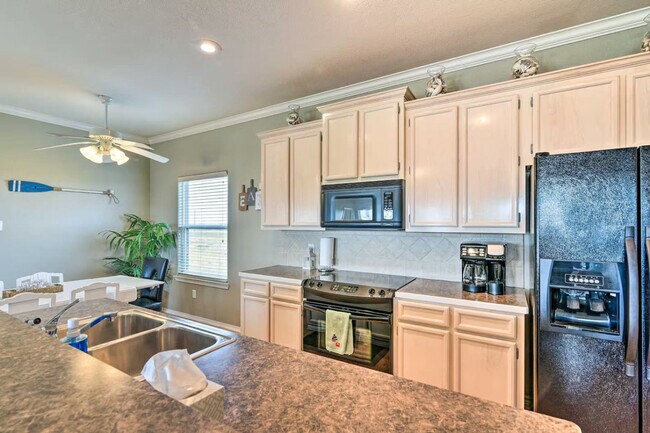 Building Photo - 3229 Castle Dr