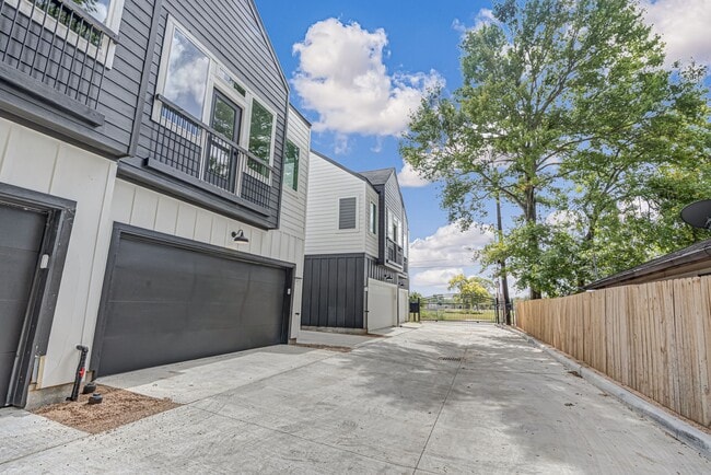 Building Photo - 5105 Mallow St
