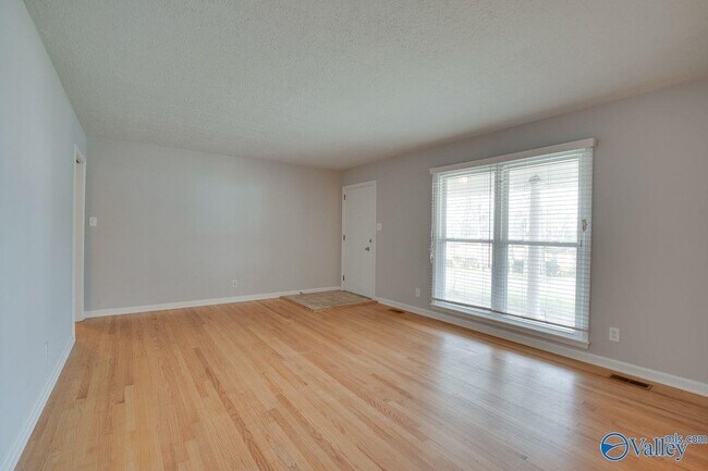 Building Photo - 2508 Gladstone Dr NE