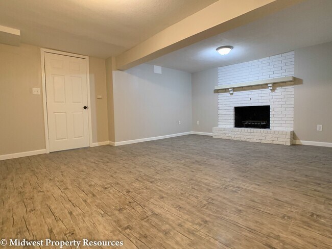 Building Photo - Spacious home with so many updates!  3 bedroom 2.5 baths in Blue Springs