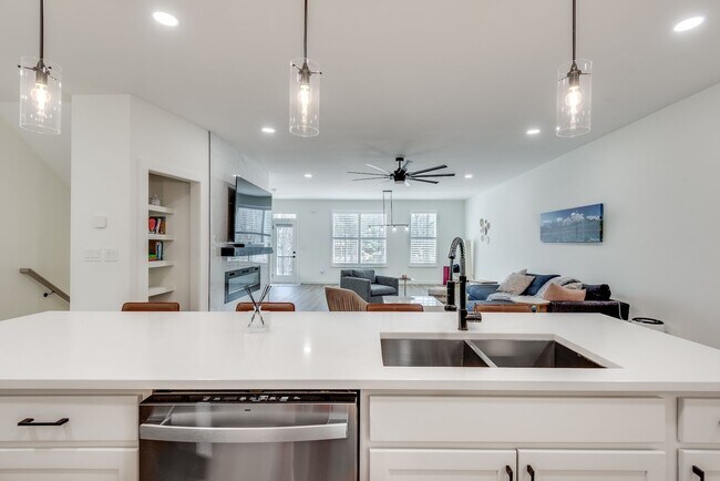 Building Photo - Gorgeous 3/3.5 Townhome Minutes From Downt...