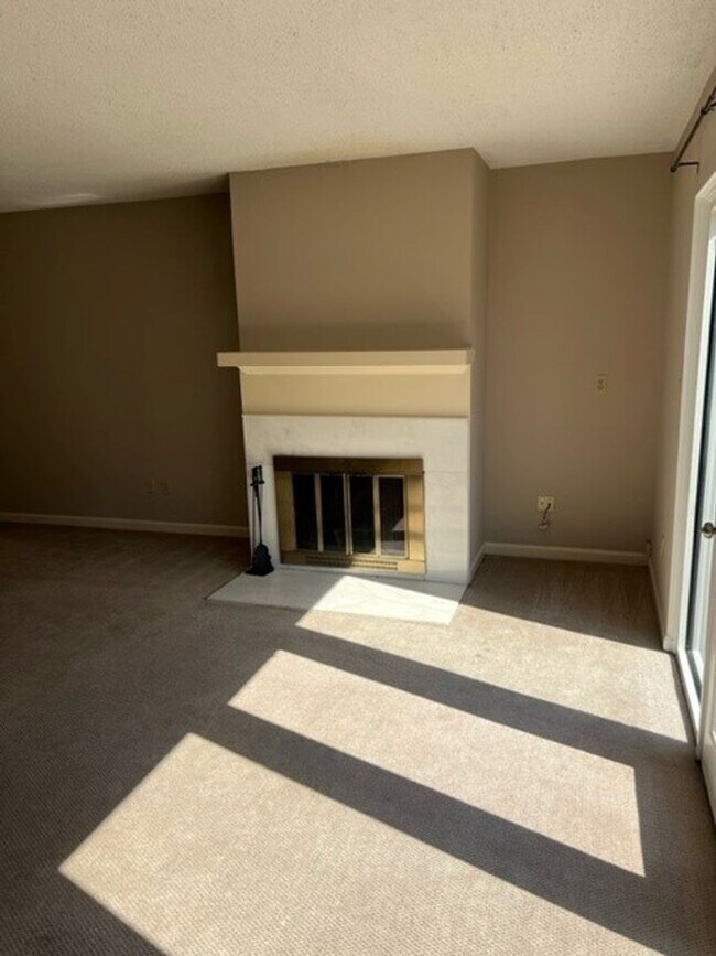 Building Photo - 165 Fox Run