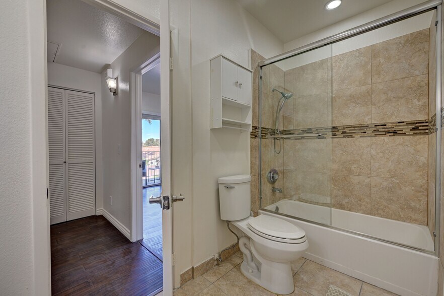 Building Photo - 251 S Green Valley Pky