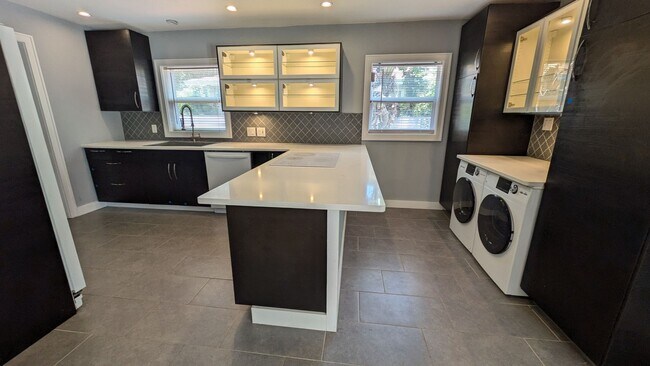 Building Photo - Charming two bedroom one bath cottage with...