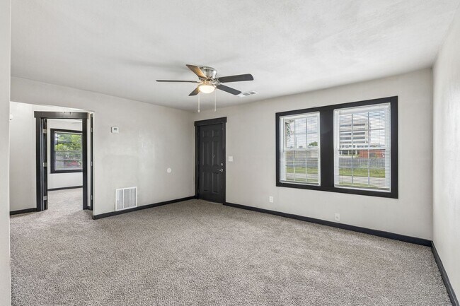 Building Photo - 3 bed, 1 bath home in Del City, OK