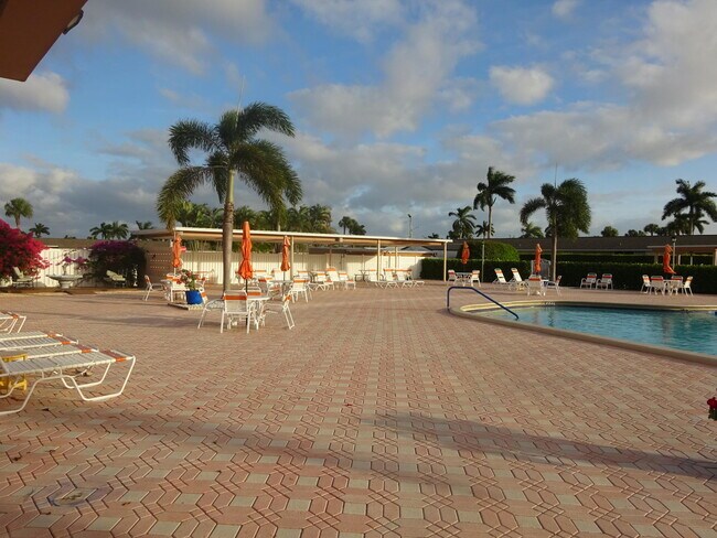 Building Photo - 2763 Dudley Dr W