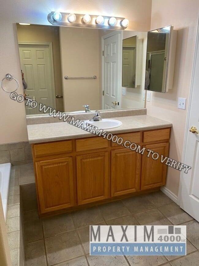 Building Photo - 2499 Interlochen Ct