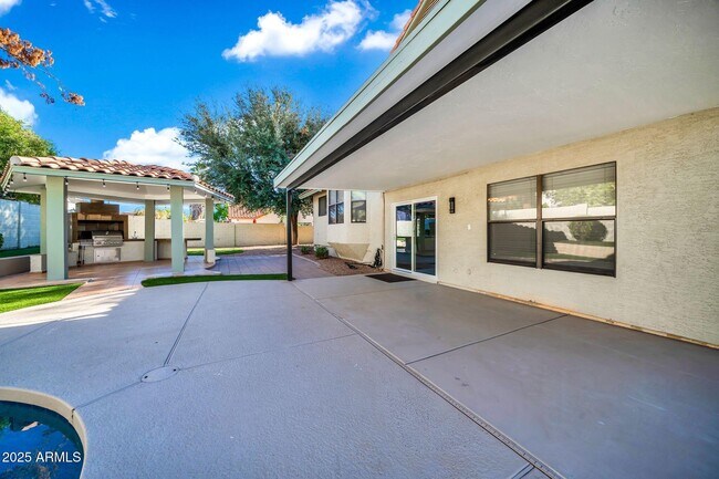 Building Photo - 5044 E Paradise Ln