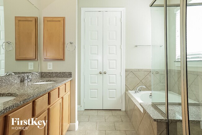 Building Photo - 13605 Northline Lake Dr