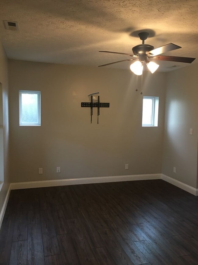 Building Photo - Three Bedroom Two Bath Home in the up and Coming Town of Hurricane