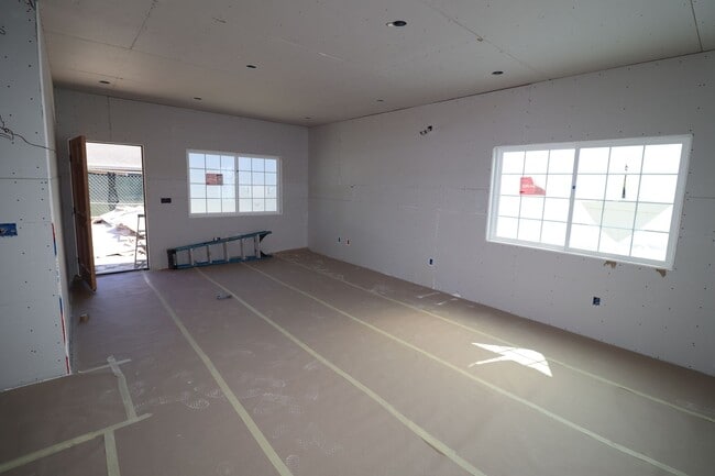 Building Photo - 684 N Cambridge St