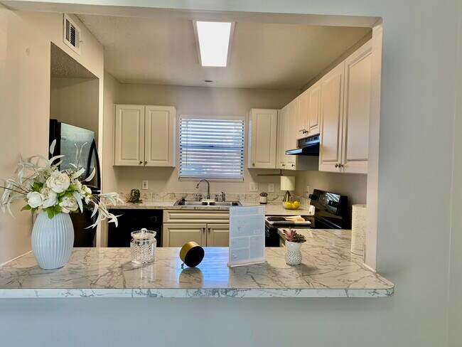 Building Photo - 2558 W Bird St