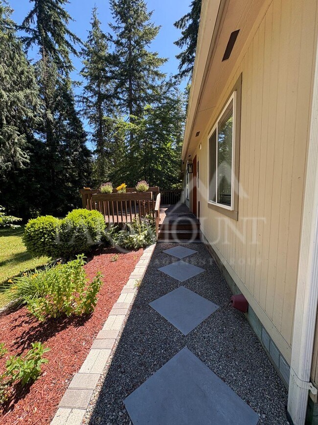 Building Photo - Spacious 3 Bedroom 2 Bathroom with yard space!