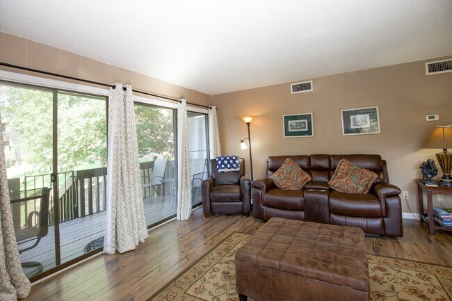 Building Photo - FULLY FURNISHED 2-Bed, 2-Bath Condo in Pin...