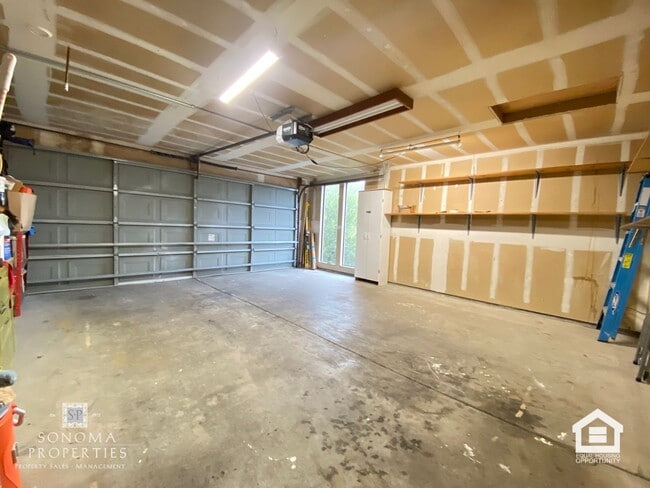 Building Photo - 3+ Bedroom / 2 Bathroom Home with Sunroom & Beautiful Views