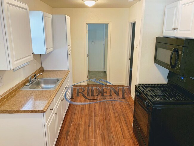 Building Photo - Cozy 2-bedroom 1 bath close to shopping and transportation