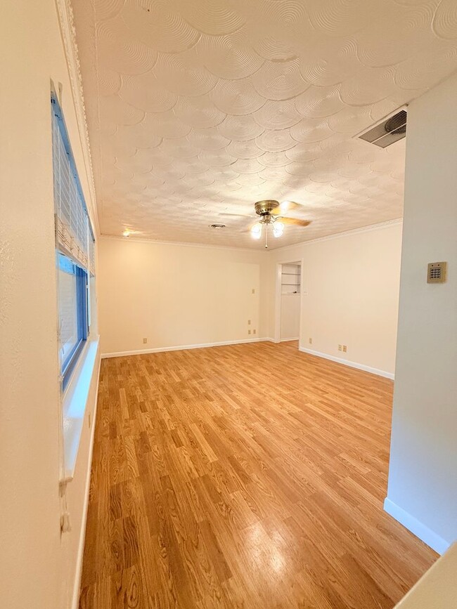 Building Photo - 612 Hillview Dr
